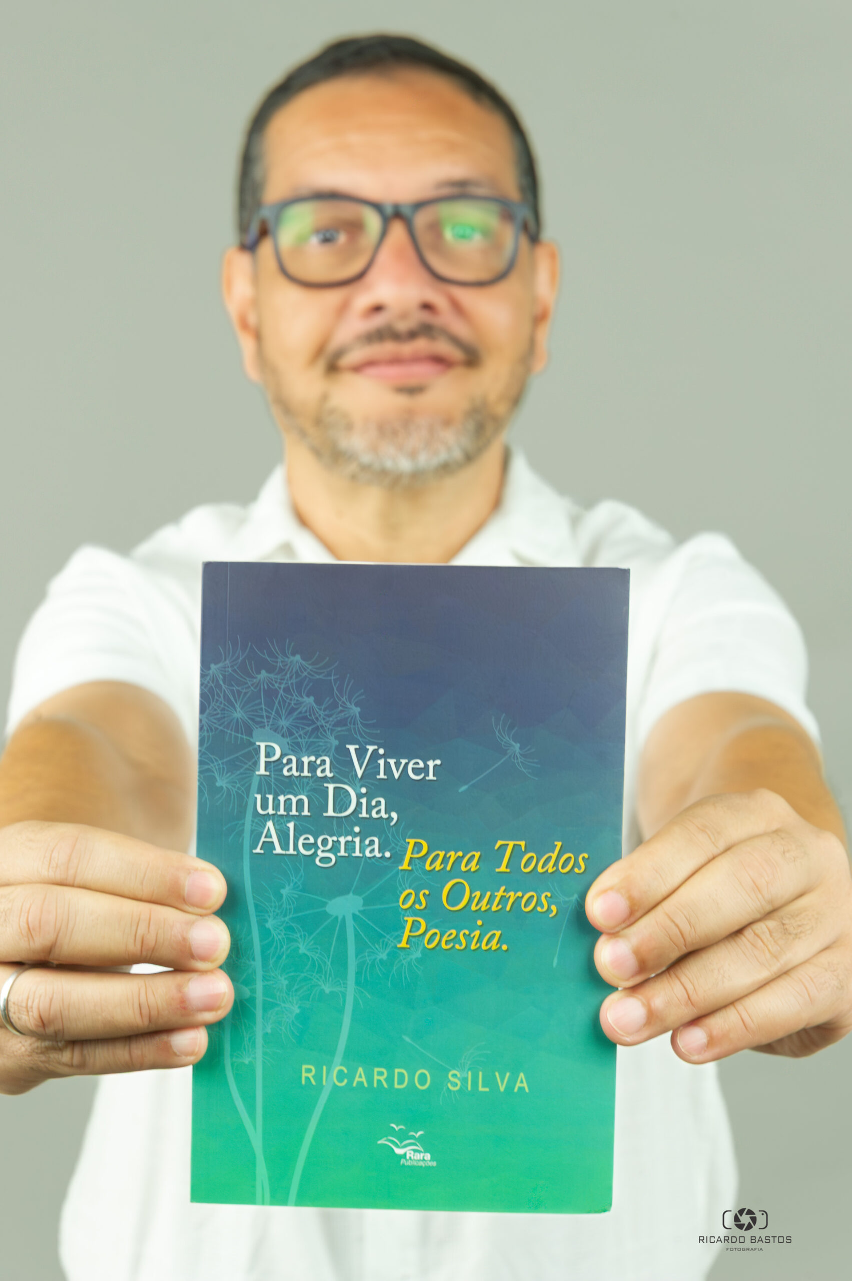 Ricardo Silva com o livro